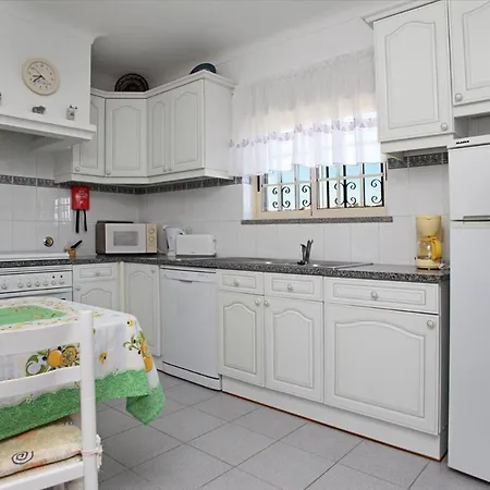 Naomi - Large Garden And Terrace Albufeira