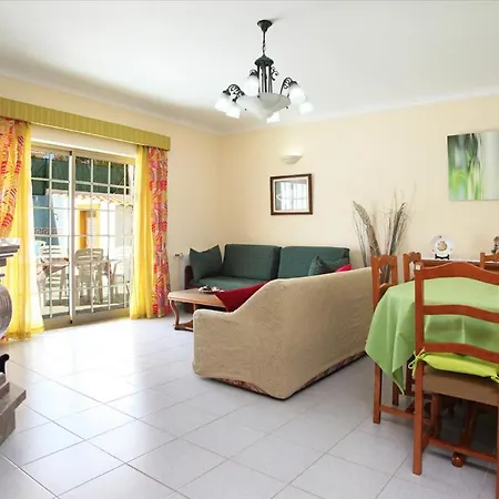 Naomi - Large Garden And Terrace Albufeira