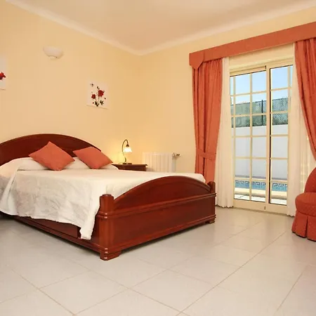 Naomi - Large Garden And Terrace