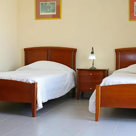 Naomi - Large Garden And Terrace