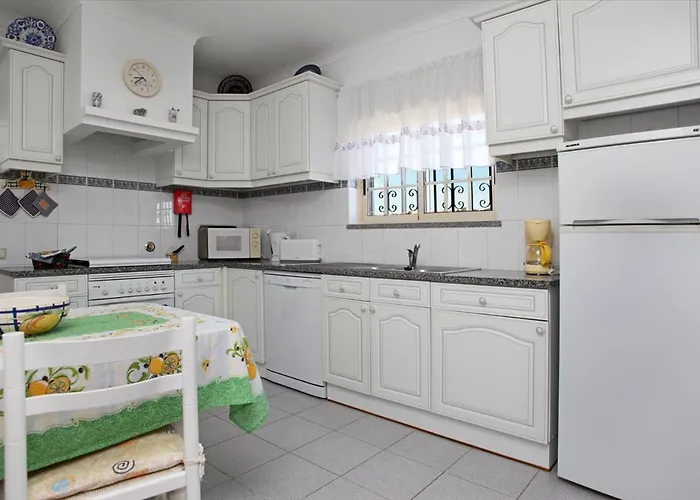 Naomi - Large Garden And Terrace Αλμπουφέιρα