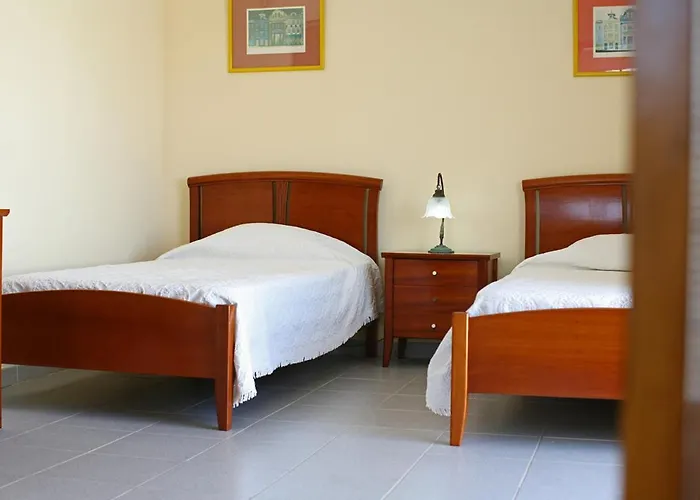 Naomi - Large Garden And Terrace